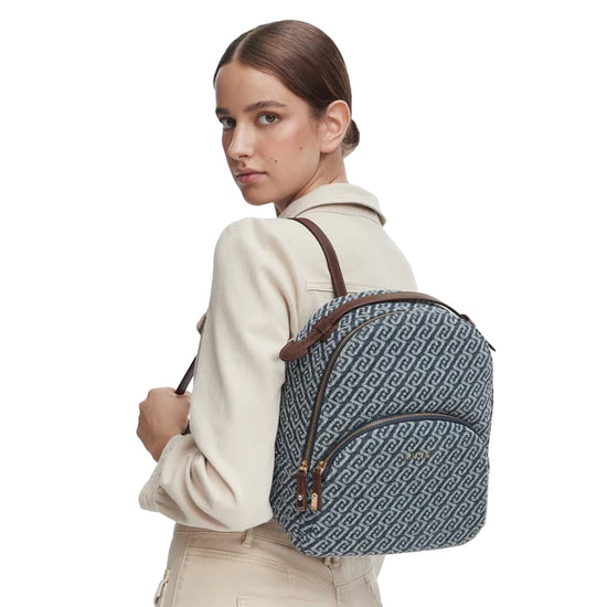 Zaino Donna in denim con logo monogram su modella