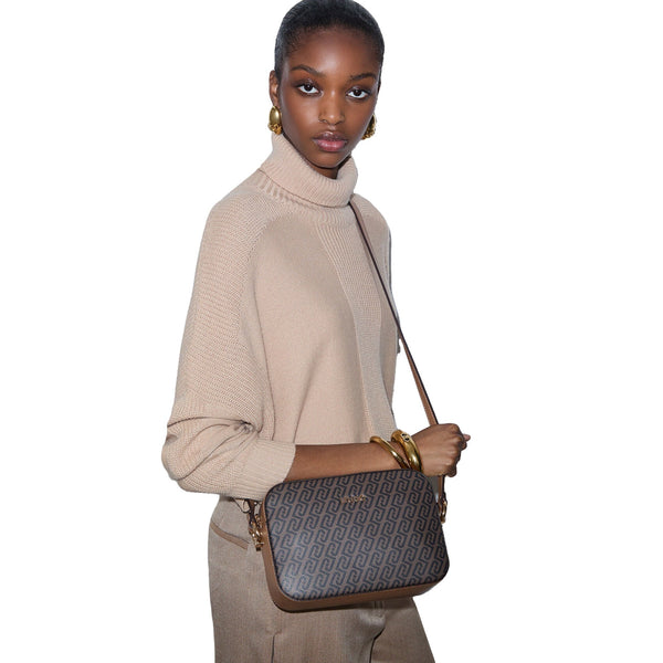 Borsa Donna con stampa monogram marrone su modella
