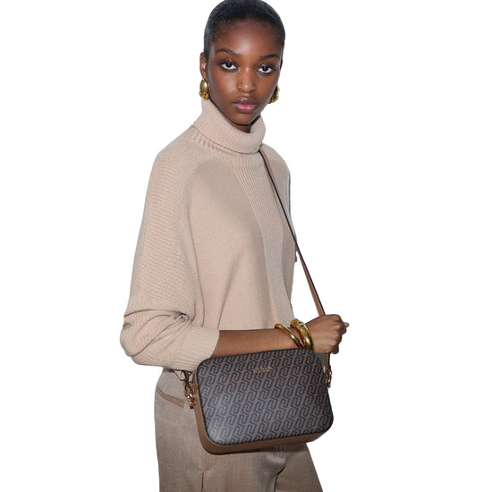 Borsa Donna con stampa monogram marrone su modella