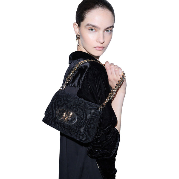 Borsa piccola Donna LaPuffy in pizzo nero modella