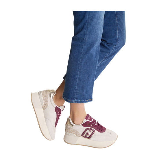 Modella con Sneakers Donna monogram e brighty mesh bianco e rosso