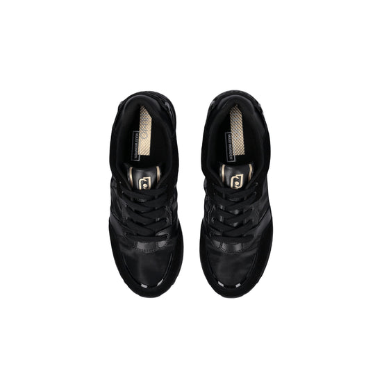 Acquista subito le Sneakers Donna, con inserti in nylon e vernice, morsetto in gomma con logo sul tallone e patch logo sulla linguetta, firmate LiuJo su Martini 900: vieni a scoprire tutta la collezione sul nostro sito