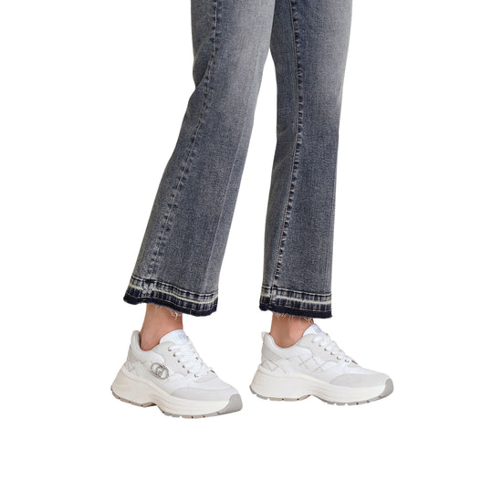 Sneakers Donna in suede e pelle bianco modella