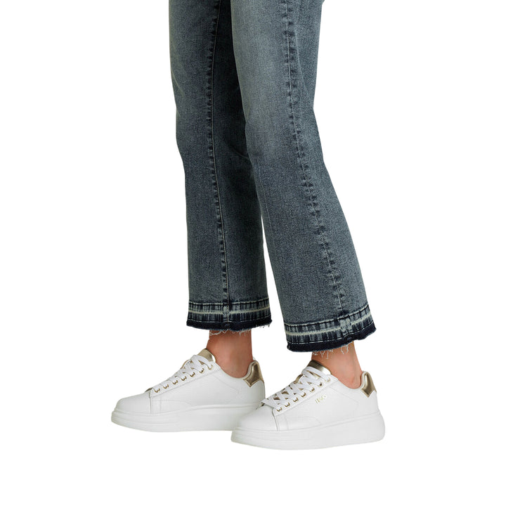 Sneakers Donna in pelle bottalata con dettaglio oro modella