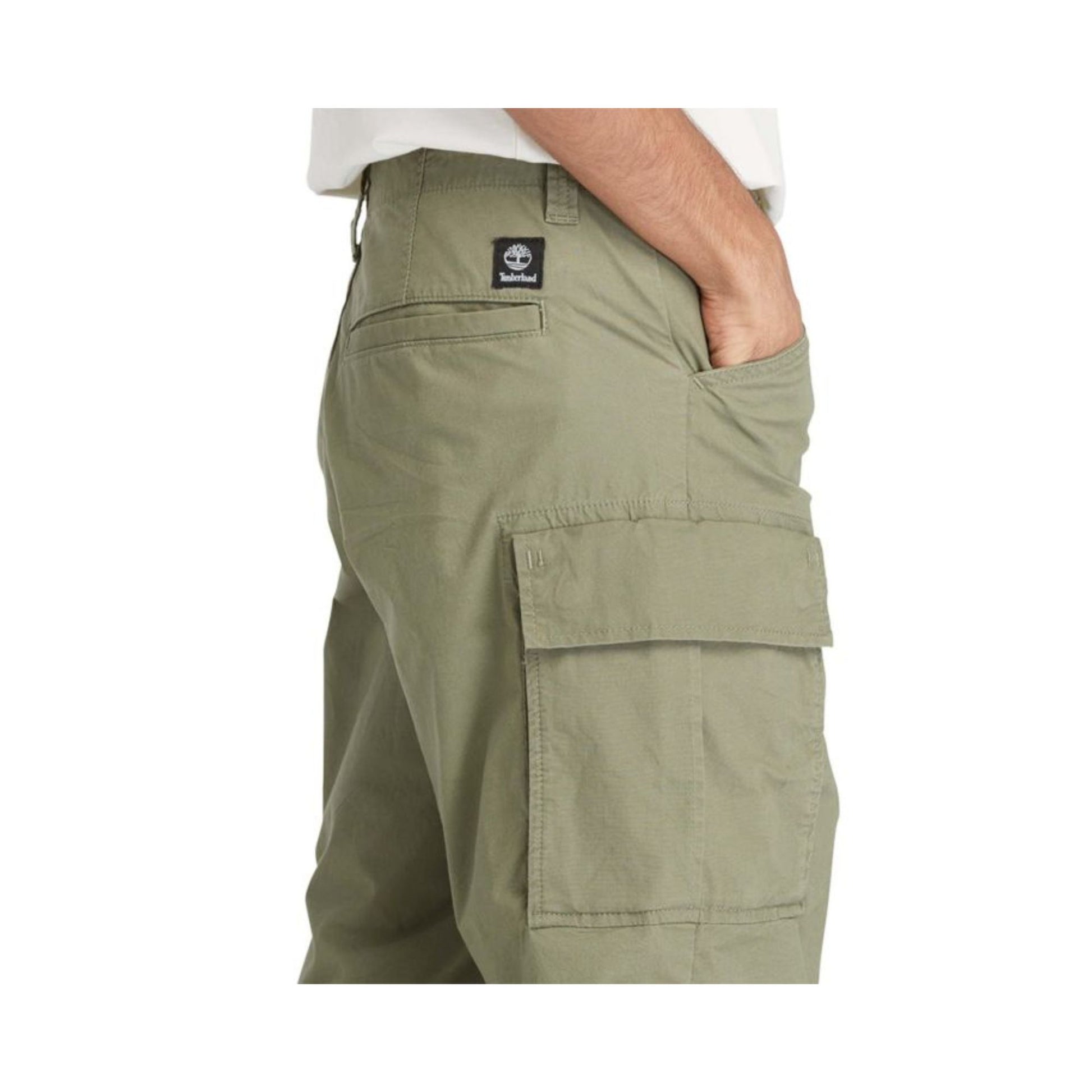 Dettaglio ravvicinato tasche laterali e tasca sul retro a filetto colore Verde