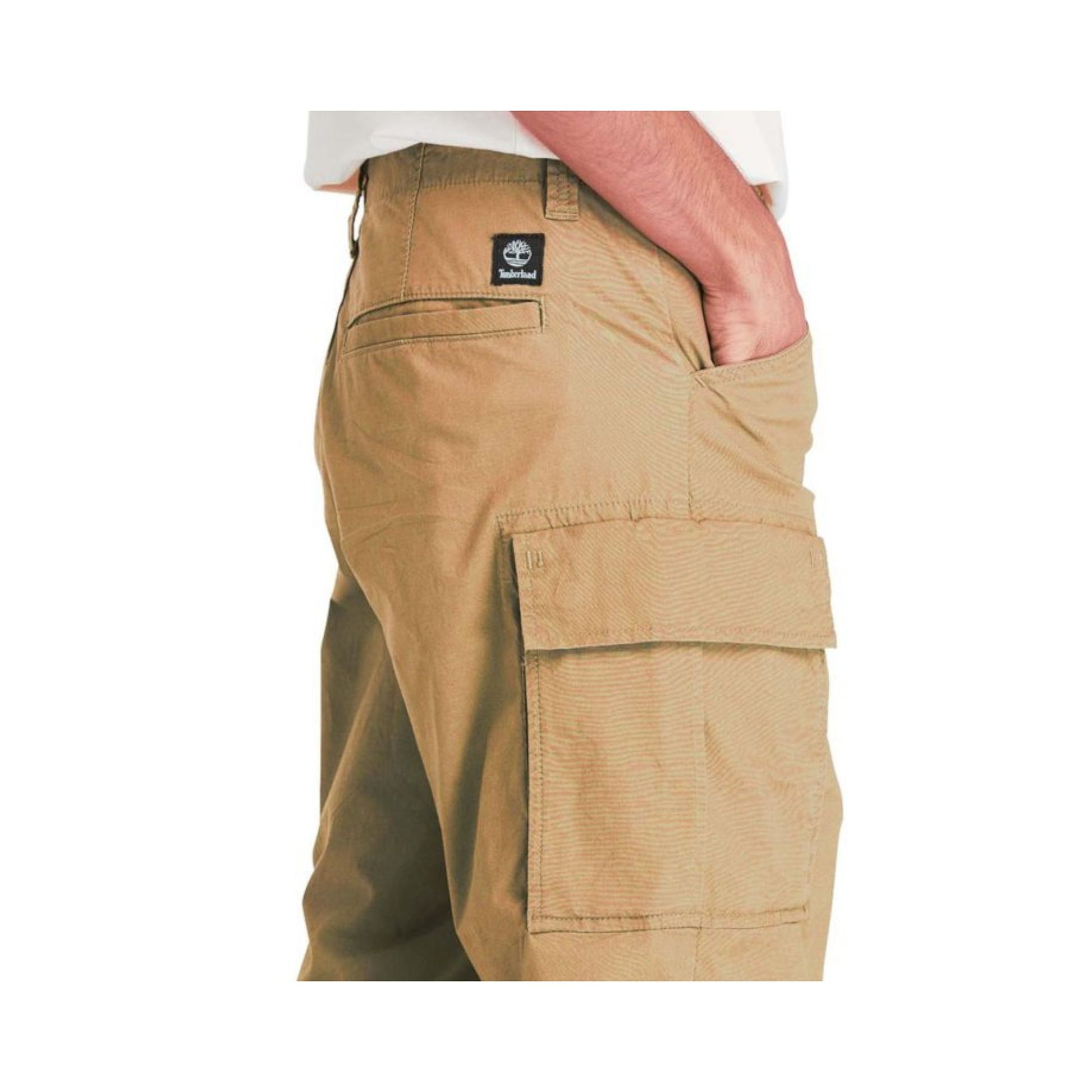 Dettaglio ravvicinato tasche laterali e tasca sul retro a filetto colore Cammello