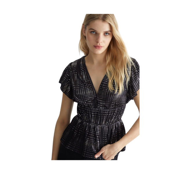 Dettaglio ravvicinato Blusa con strass e cintone elastico