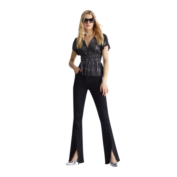 Look intero modella con Blusa con strass e cintone elastico