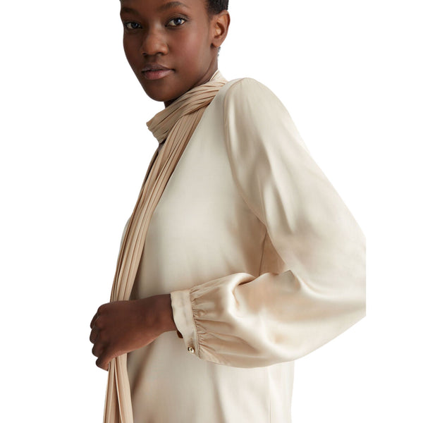 Dettaglio ravvicinato manica con bottone