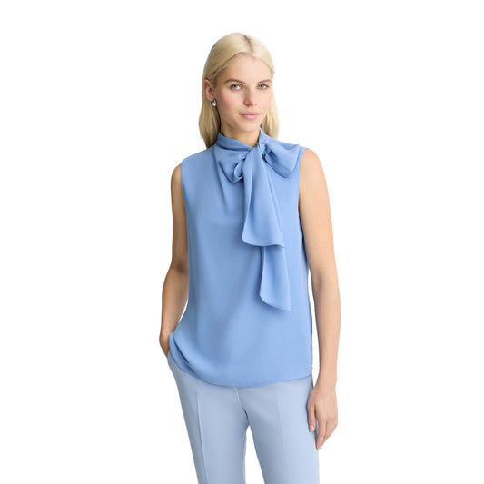 Blusa Donna smanicata con fiocco Blu modella frontale
