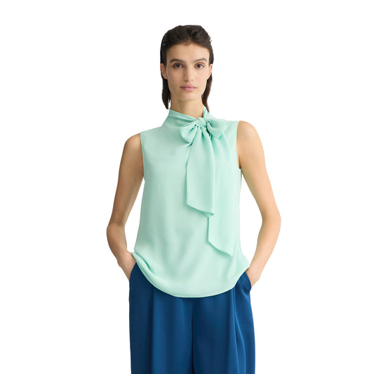 Blusa Donna smanicata con fiocco Verde acqua modella frontale