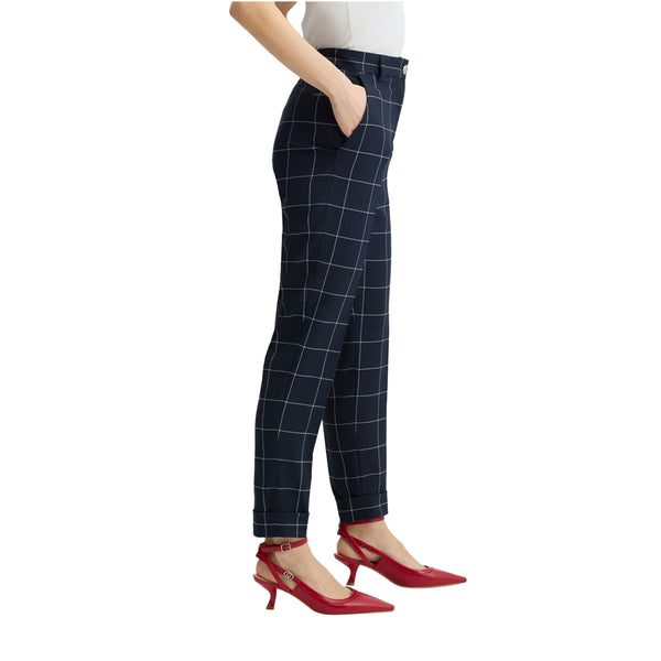 Pantaloni Donna motivo check con risvolto al fondo modella laterale