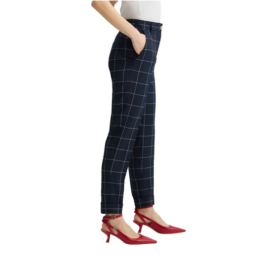 Pantaloni Donna motivo check con risvolto al fondo modella laterale
