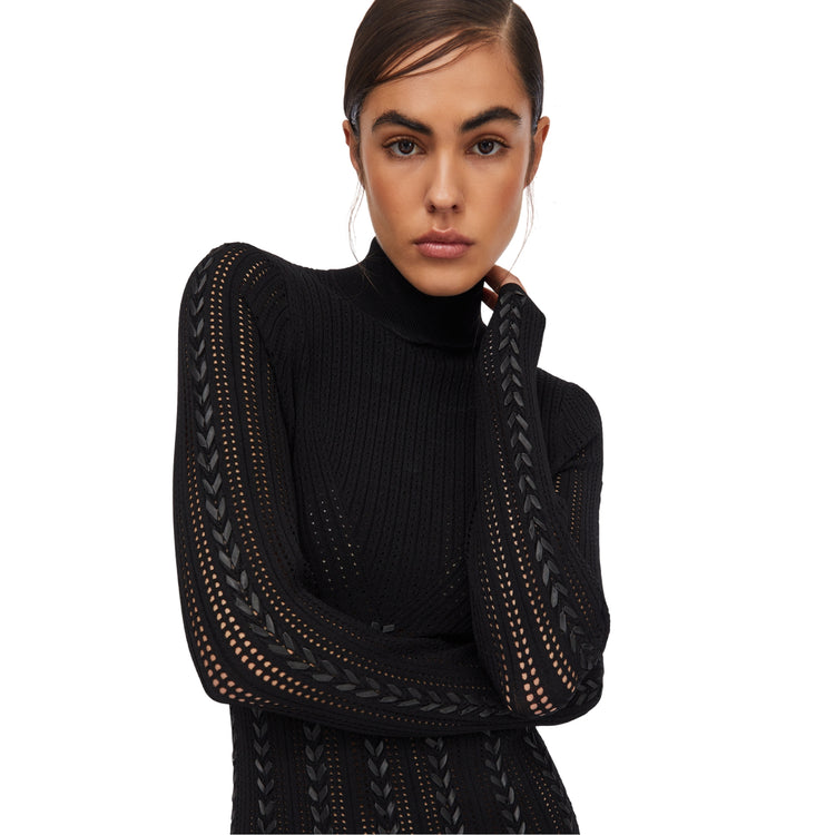 Abito corto Donna in maglia traforata Nero dettaglio modella ravvicinata