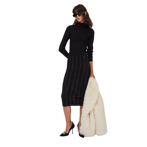 Maglia Donna con oblò sul retro Nero modella intera frontale