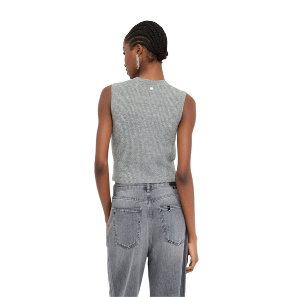 Top Donna in lana grigia con gioielli modella retro