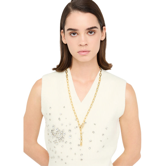 Top Donna in lana bianca con gioielli modella frontale ravvicinata