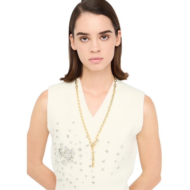 Top Donna in lana bianca con gioielli modella frontale ravvicinata