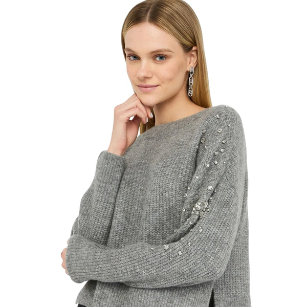 Maglione Donna a coste grigio con gioielli laterali modella latrale frontale