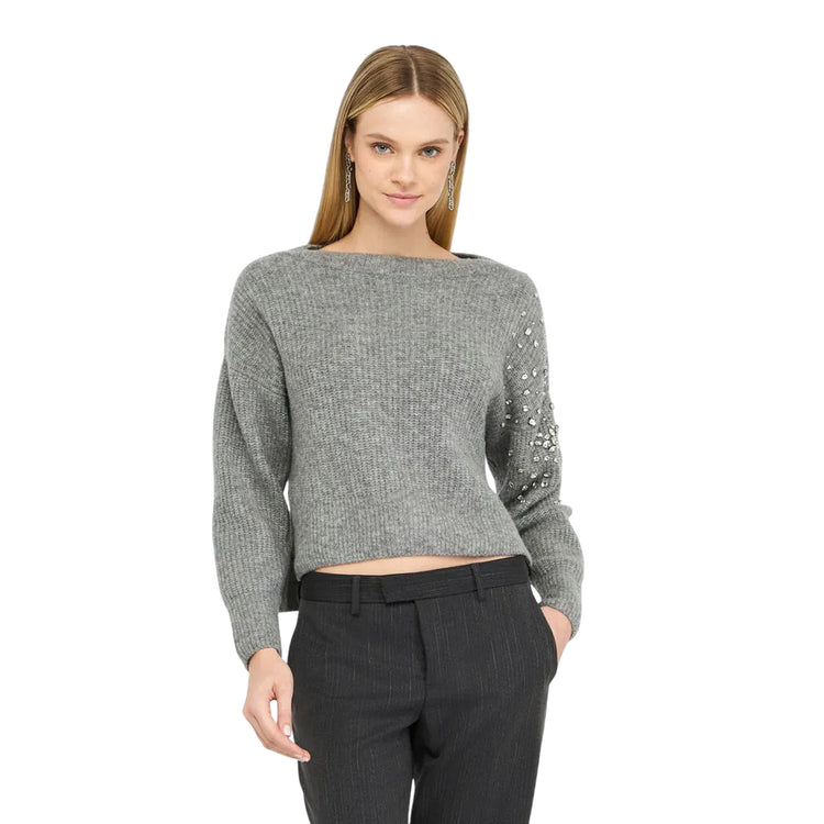 Maglione Donna a coste grigio con gioielli laterali modella frontale