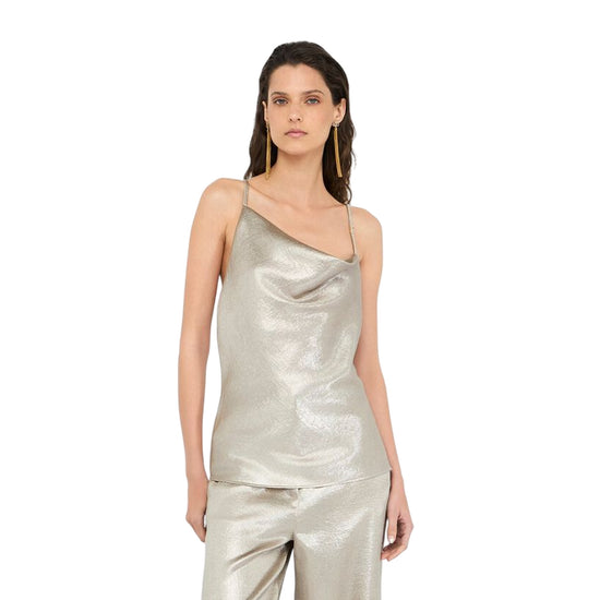 Top Donna in crepe laminato oro modella frontale