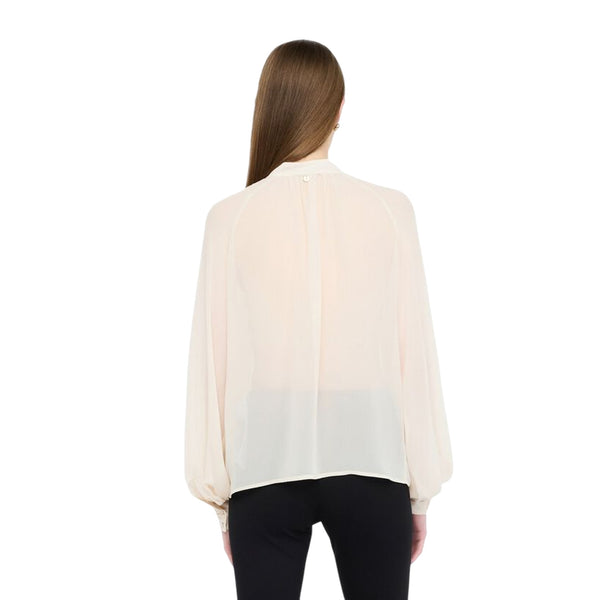 Blusa Donna con collo alla coreana e motivo a V modella retro