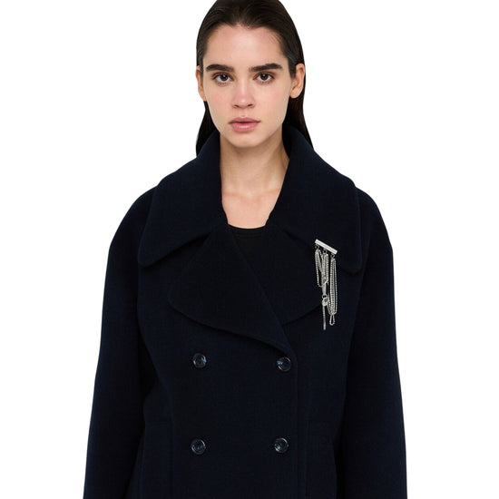 Cappotto Donna Blu scuro con spilla modella frontale ravvicinata