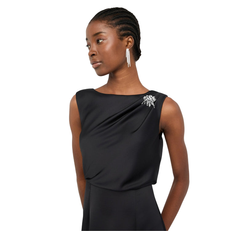 Abito midi Donna in nero con spilla gioiello modella frontale ravvicinata