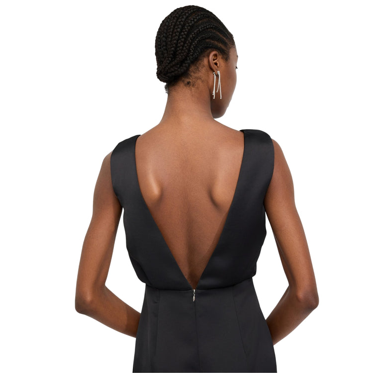 Abito midi Donna in nero con spilla gioiello modella retro ravvicinata