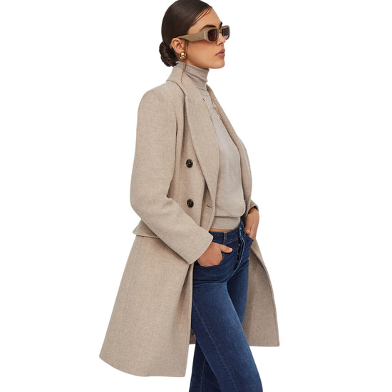 Cappotto Donna doppiopetto in lana beige modella laterale