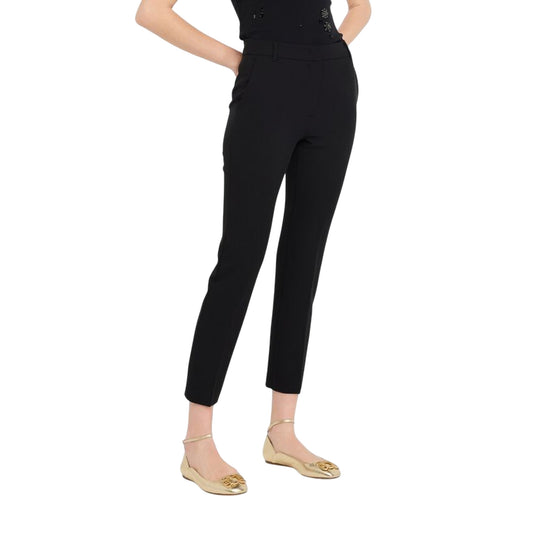 Pantaloni Donna modello a sigaretta Nero modella frontale