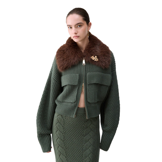 Bomber Donna in lana verde con colletto teddy modella frontale