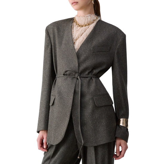 Giacca Donna in tweed con cintura grigio con bracciale abbinato su modella