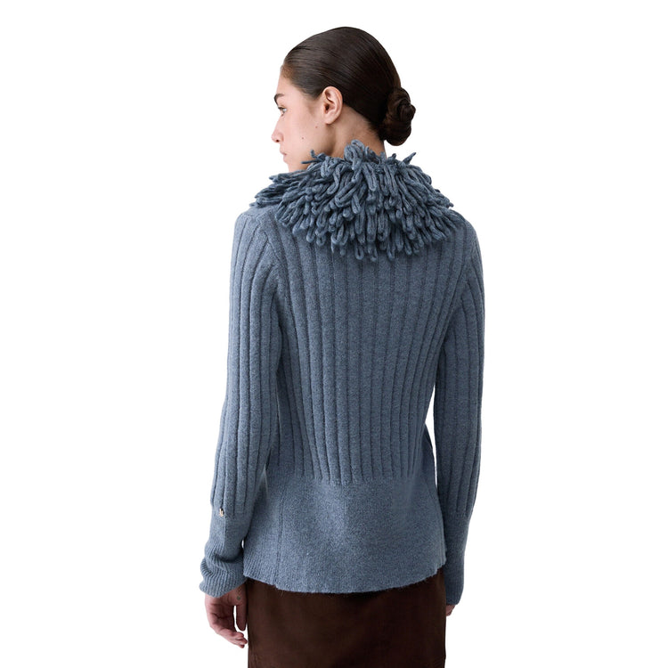 Cardigan Donna con colletto voluminoso azzurro, modella retro