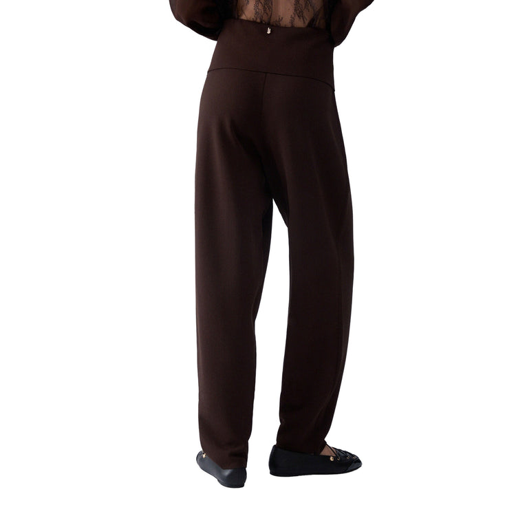 Pantalone Donna in morbida maglia Marrone modella retro