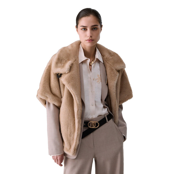 Cappotto Donna in pelliccia sintetica beige, modella frontale