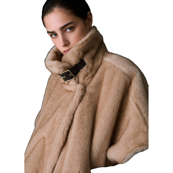 Cappotto Donna in pelliccia sintetica beige, dettaglio modella