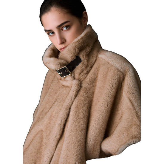 Cappotto Donna in pelliccia sintetica beige, dettaglio modella