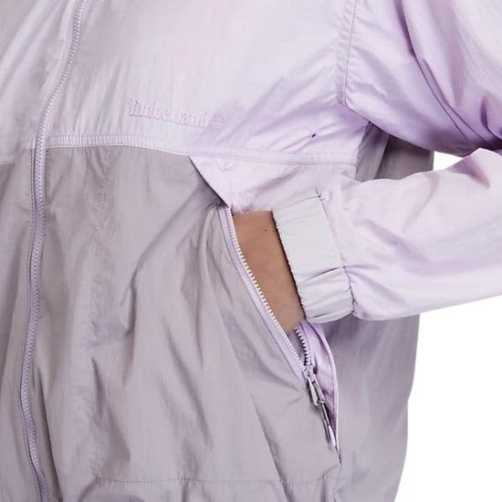 Dettaglio ravvicinato tasca con zip e polsino elasticizzato colore Viola