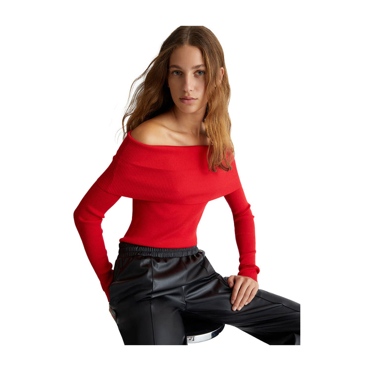 modella con Maglia rossa Donna off-shoulder