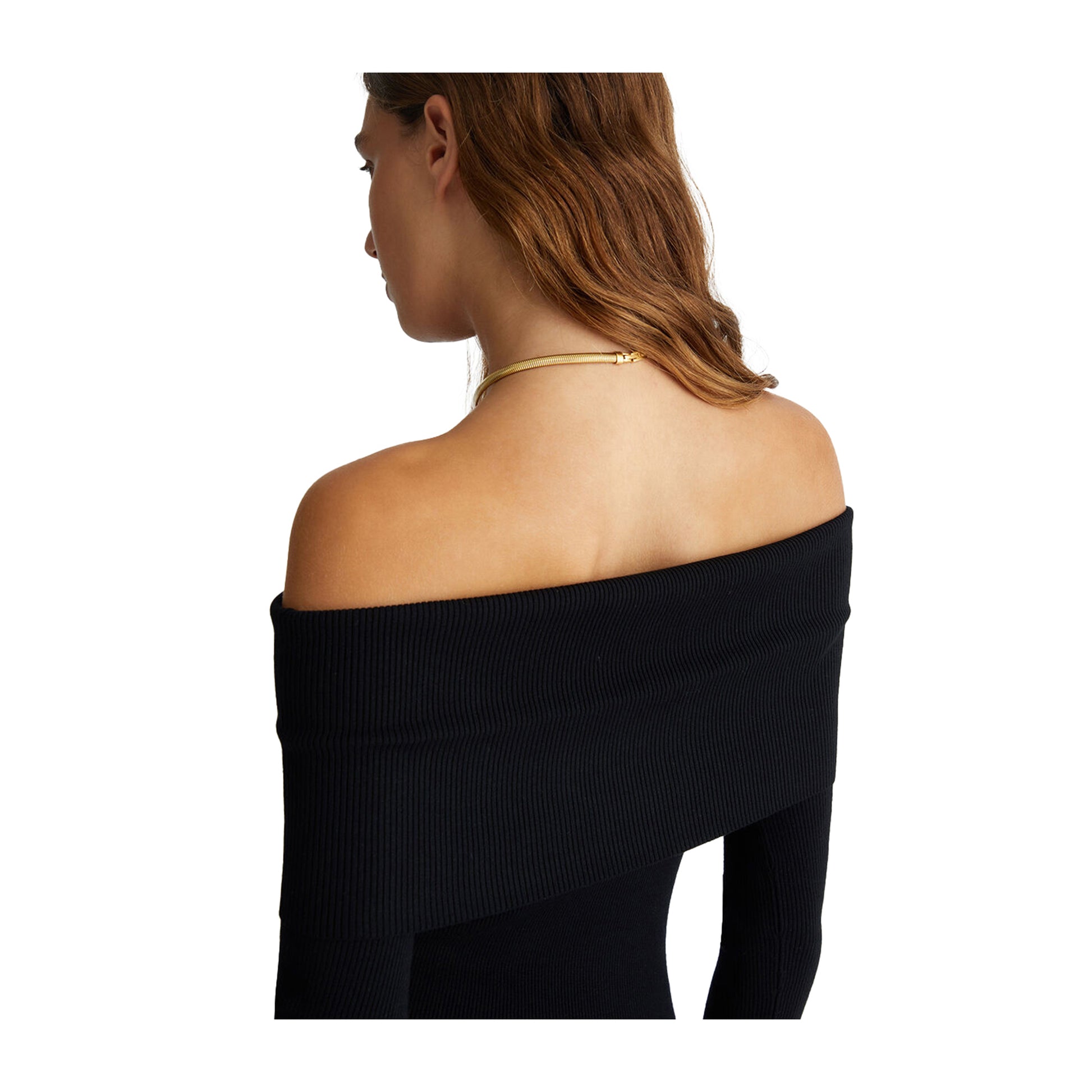 Maglia nera off-shoulder modella ravvicinata retro