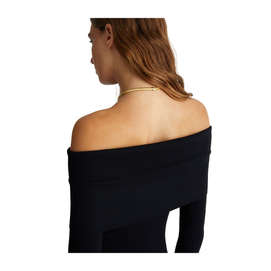 Maglia nera off-shoulder modella ravvicinata retro