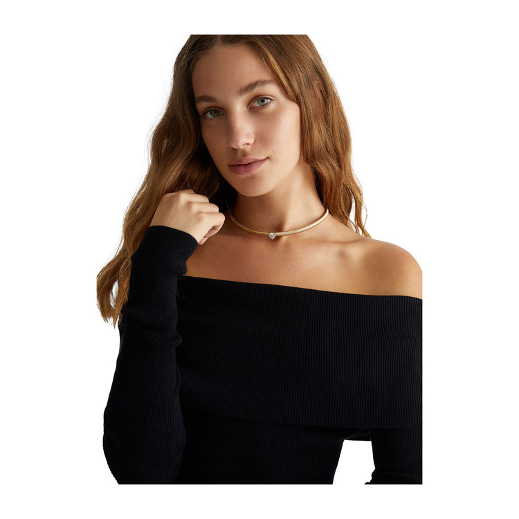 Maglia nera off-shoulder modella ravvicinata frontale