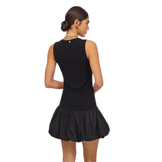 Abito Donna con gonna a balza Nero modella retro