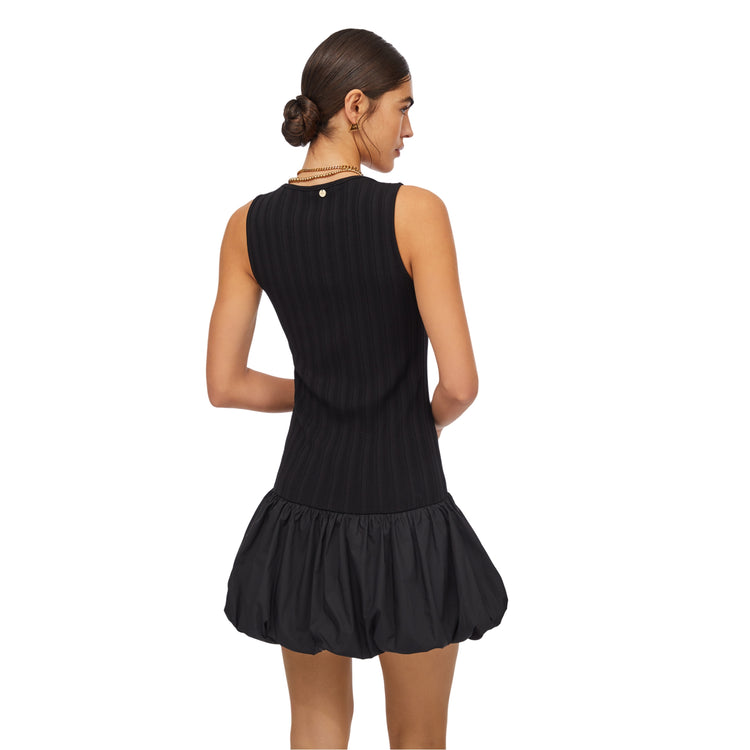 Abito Donna con gonna a balza Nero modella retro