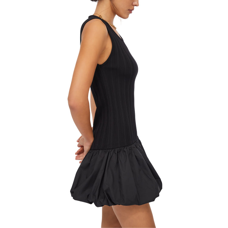 Abito Donna con gonna a balza Nero modella laterale