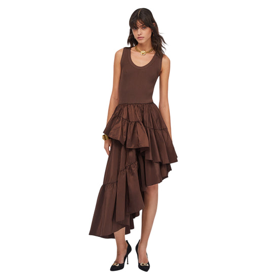 Abito Donna asimmetrico con volant marrone modella frontale