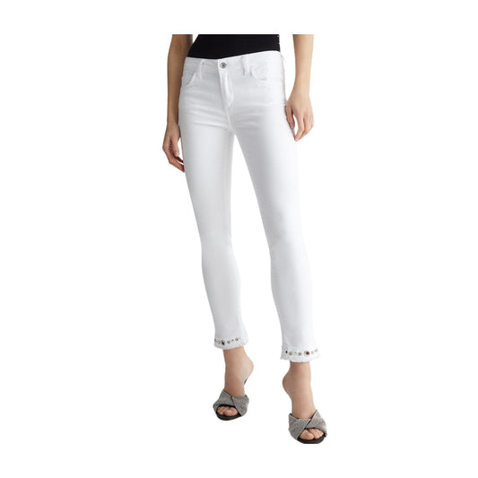 Modella con Jeans Bianco con dettagli sul fondo