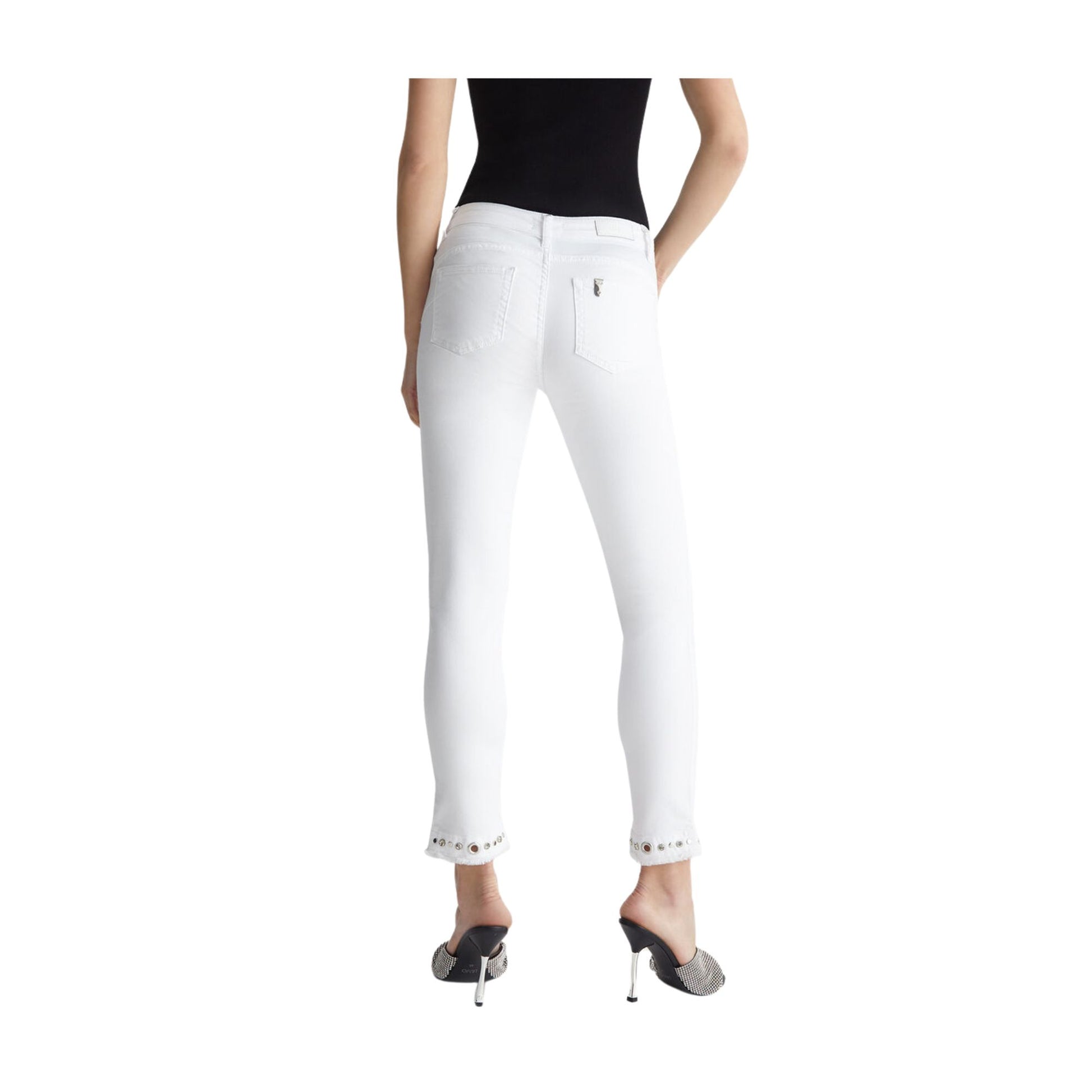 Retro Modella con Jeans Bianco con dettagli sul fondo