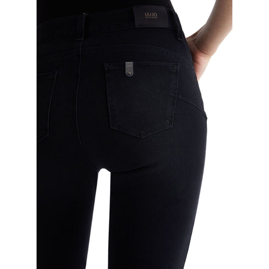 Jeans Donna con fondo lievemente svasato nero dettaglio retro